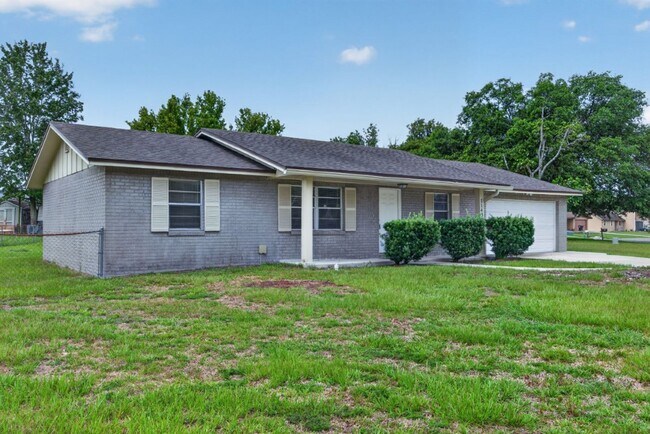 Building Photo - Cute 3/2 Home in Orange park on a corner lot