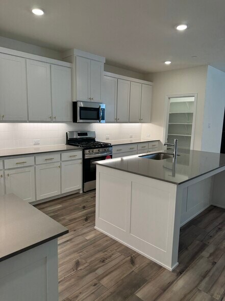 Building Photo - 2821 Jacaranda Dr