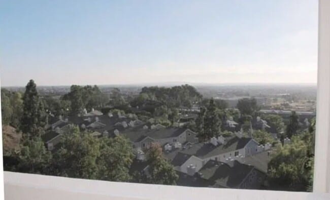 Building Photo - 3 Bedroom, 2 Bathroom Ground-Level Condo f...