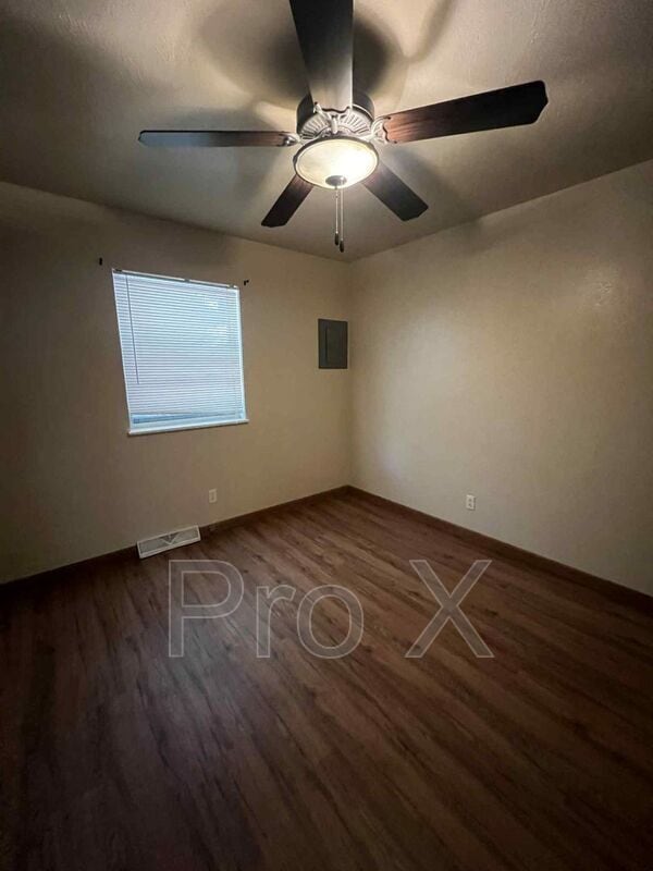 Building Photo - 601-607 Meadowmere