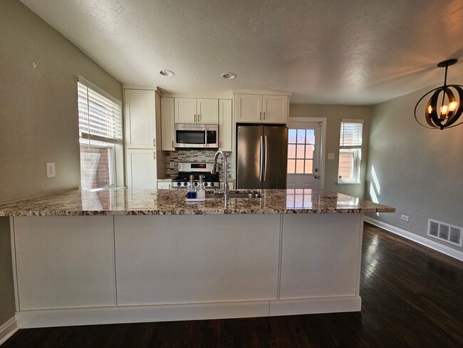 Building Photo - Heart of the City 1949 Charmer 2 Bed 1 Bat...