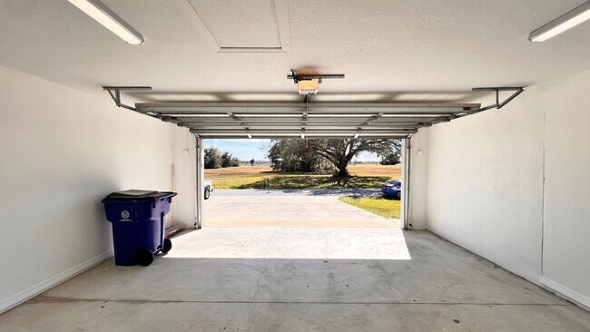 Building Photo - DISCOVER THE BEAUTIFUL 2 Bd/2Ba Duplex in Sebring!!