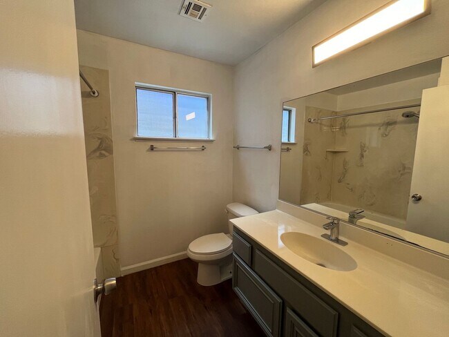 Building Photo - Bright & Beautifully Renovated 3 Bed, 2 Ba...