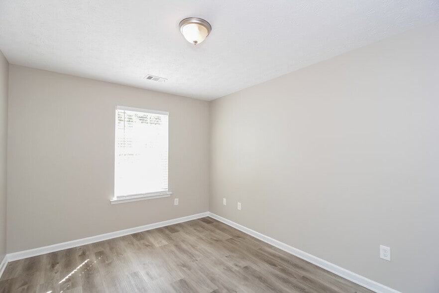 Building Photo - 248 Silver Ridge Dr