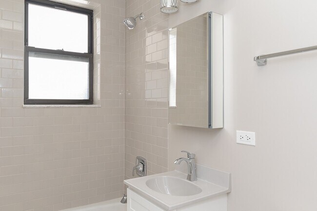 Building Photo - 817 W Lakeside Pl