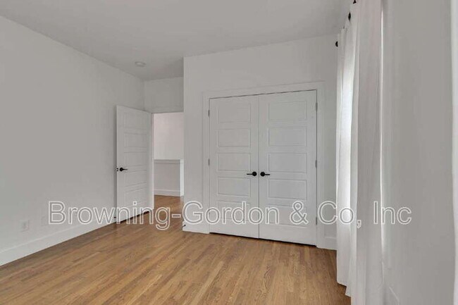 Building Photo - 1137B Kirkland Ave
