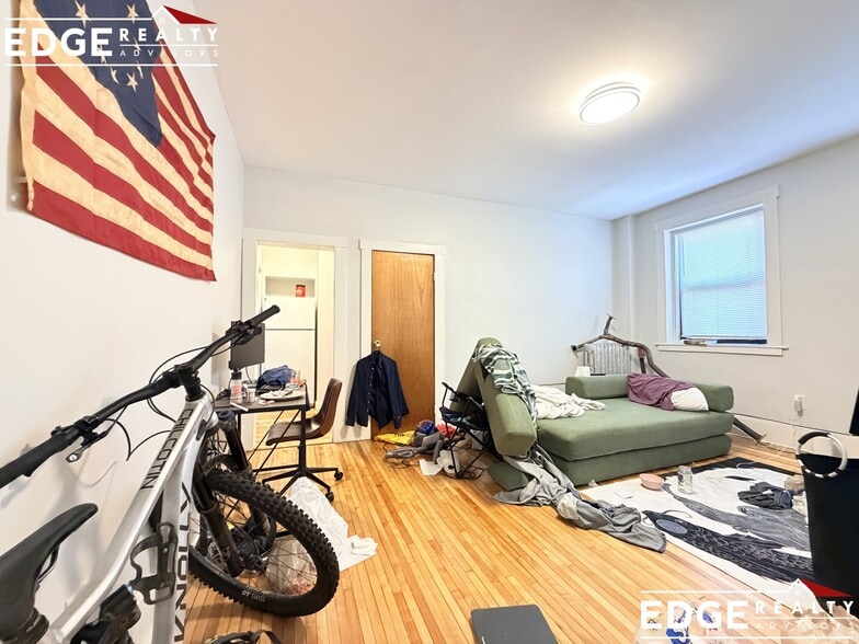 Building Photo - 160 Strathmore Rd