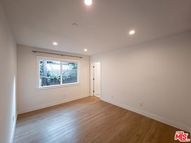Building Photo - 94 S Vinedo Ave