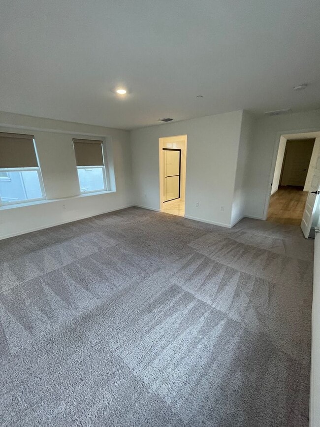 Building Photo - Beautiful new home with open floor plan av...