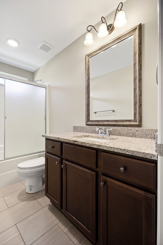 Building Photo - Luxury Size Townhome