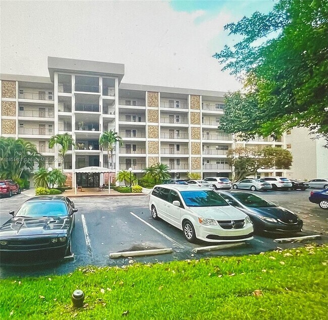 Building Photo - 2801 N Palm Aire Dr