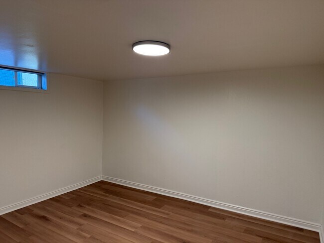 Building Photo - 948 Poinsettia Dr