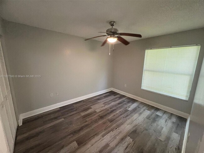 Building Photo - 1543 Lake Crystal Dr