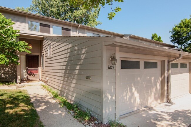 Building Photo - 609 Watersedge Dr
