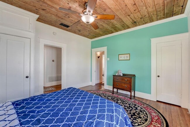 Building Photo - 601 E 8th St