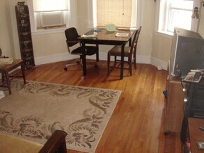 Building Photo - Sunny 3 fl Studio for August No Fee Seconds to B and C line Heat Hw Inc Students OK