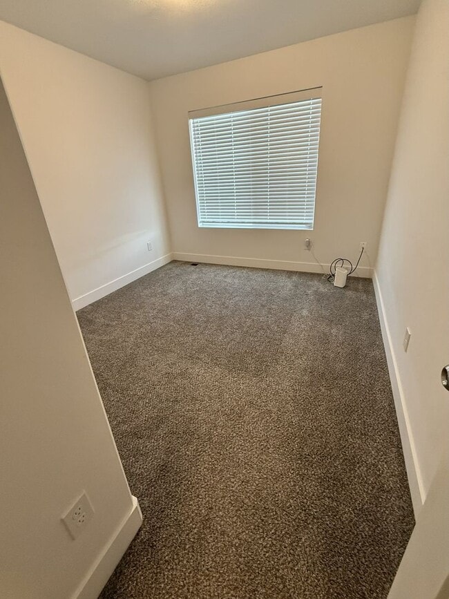 Building Photo - Spacious 3-Bedroom Upper-Level Home in Gra...