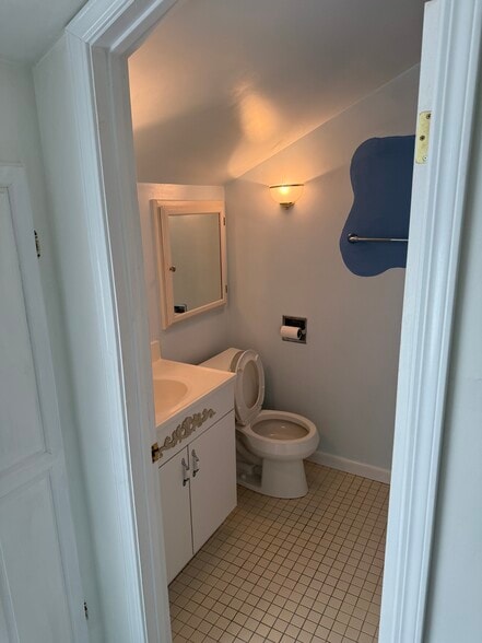 bath with tub - 21744 Almaden Rd