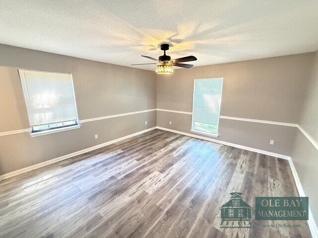 Building Photo - Granite counter tops, stainless steel appliances, luxury primary suite, and a large, fenced yard....