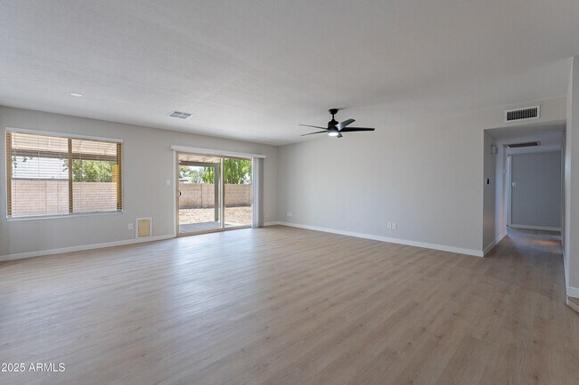 Building Photo - 2839 W Villa Maria Dr