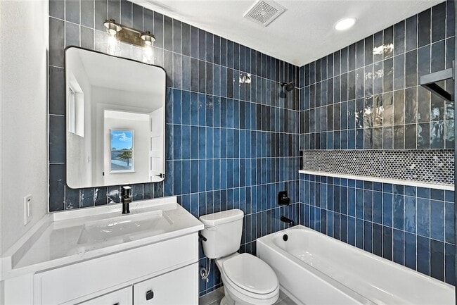 Building Photo - 815 Buckingham Pl