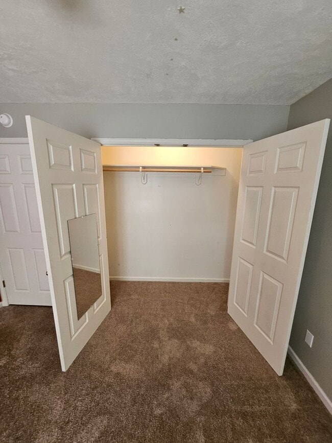 Building Photo - 2018 Hickory Dr