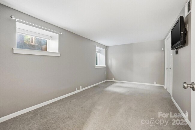 Building Photo - 229 N Poplar St