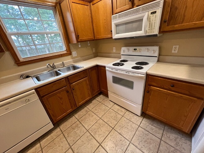 Building Photo - 3BR / 2BA  - with Fenced in backyard