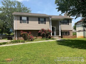 Building Photo - 3 Bedroom / 2.5 Bath House Available Now