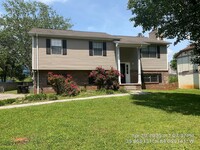 Building Photo - 3 Bedroom / 2.5 Bath House Available Now