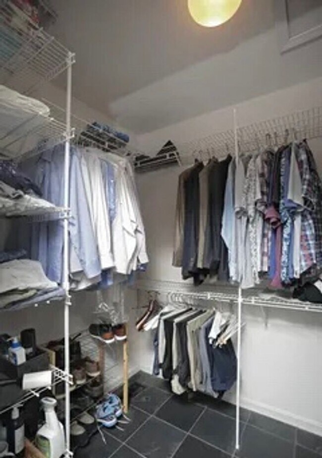 Building Photo - 4701 Shenandoah Dr