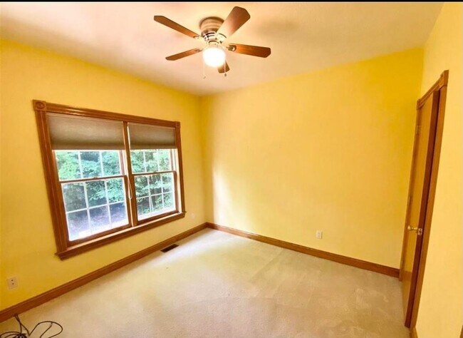 Building Photo - 1556 Shagbark St