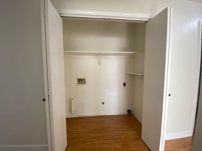 Building Photo - 1947 Henshaw Ave