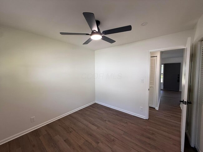 Building Photo - 100 Valley View Dr