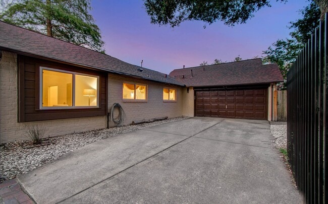 Building Photo - 14603 Carolcrest Dr