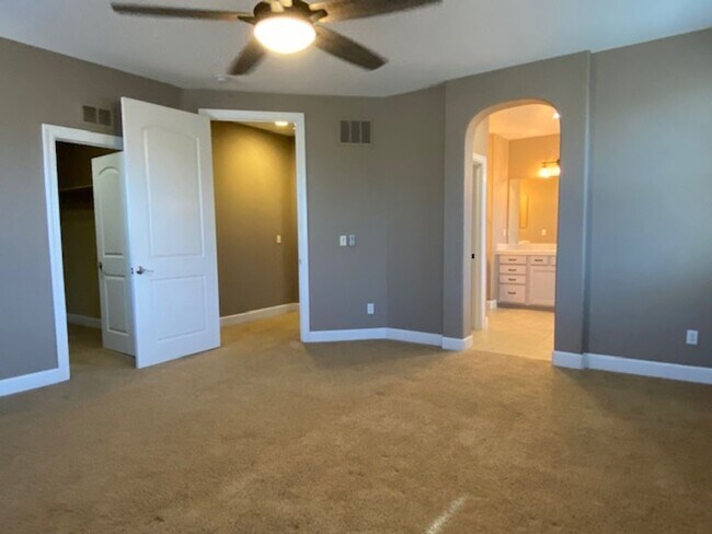 Building Photo - Lincoln Crossing 6 bedroom home