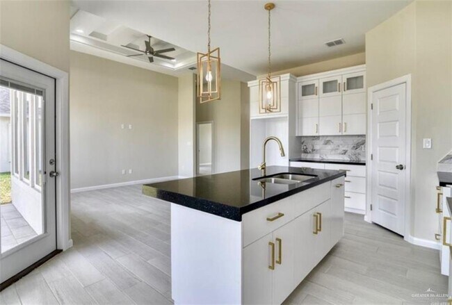 Building Photo - 17 E Zinnia St