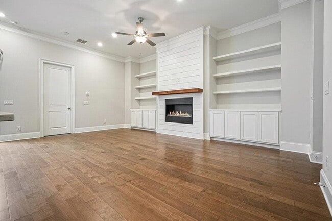 Building Photo - 123 Village Green Ave