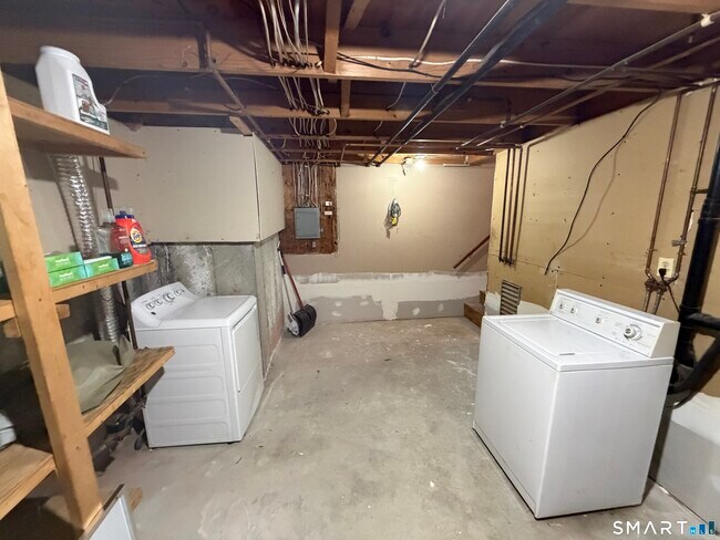 Building Photo - 60 Old Town Rd