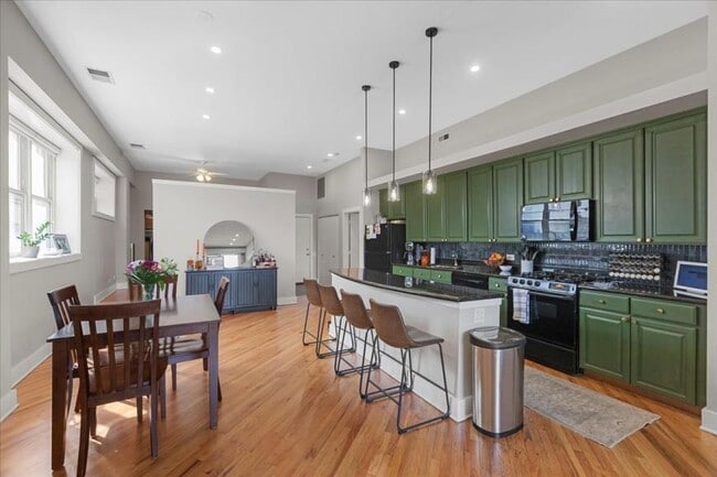 Building Photo - 2 bedroom in Chicago IL 60614