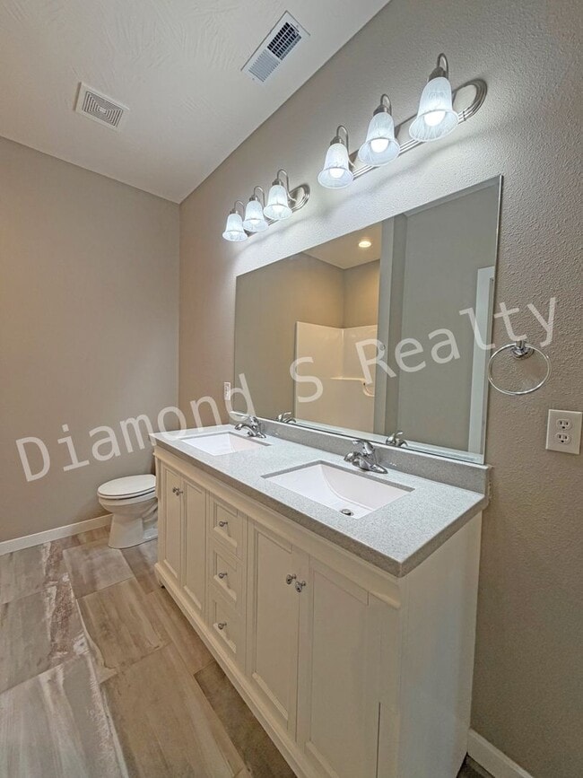 Building Photo - Gorgeous 4 Bedroom Ozark House Coming Earl...