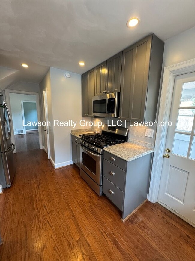Building Photo - Charming and Updated Home in Raleigh Court with Fenced In Yard, Lawn Care Included!