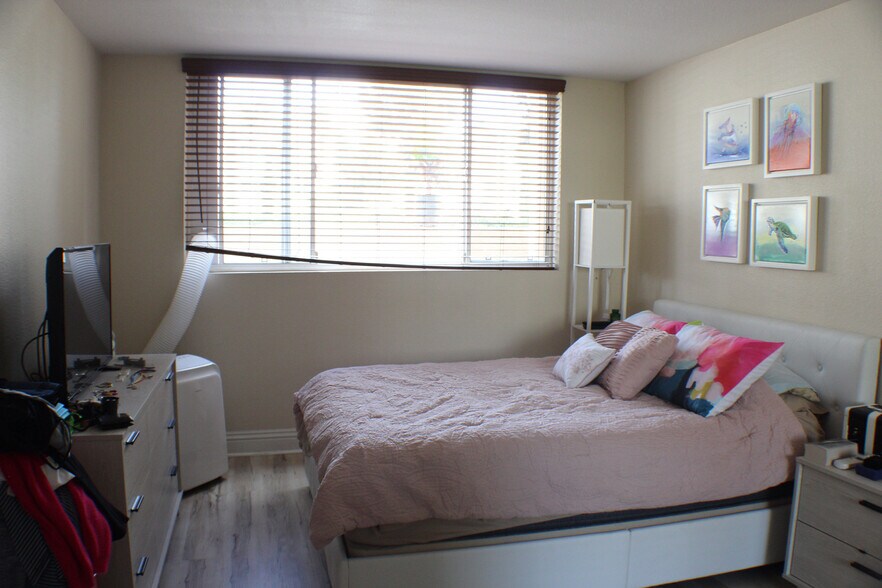 larger bedroom with large window - 3955 Nobel Dr