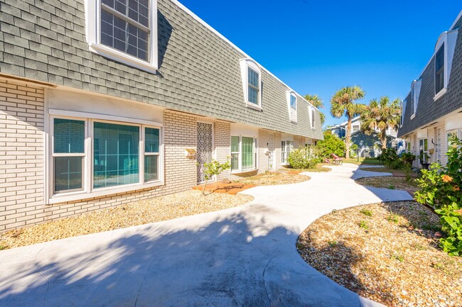 Building Photo - Updated Townhouse on Beachside