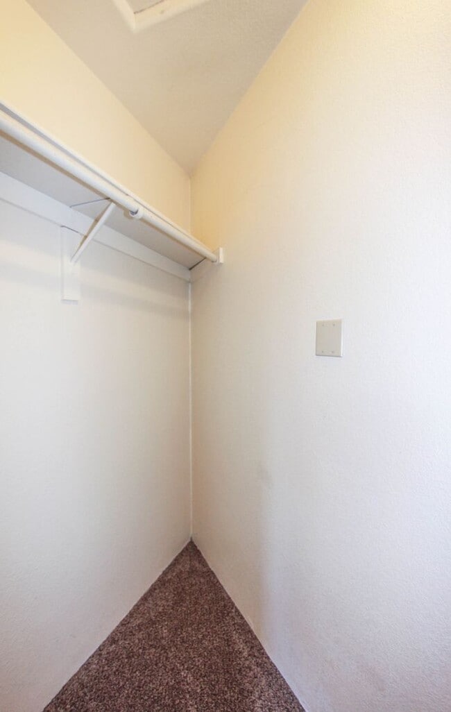 Building Photo - 8460 E Lakeshore Dr
