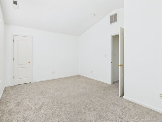 Building Photo - Stunning 4-Bedroom, 2.5-Bathroom Home in t...