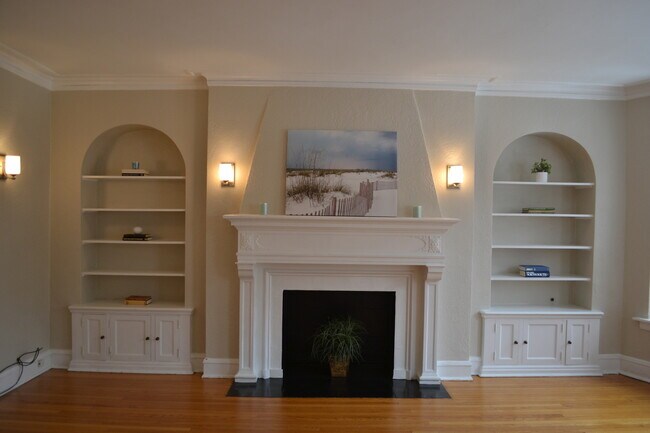 Building Photo - 1055 W North Shore Ave