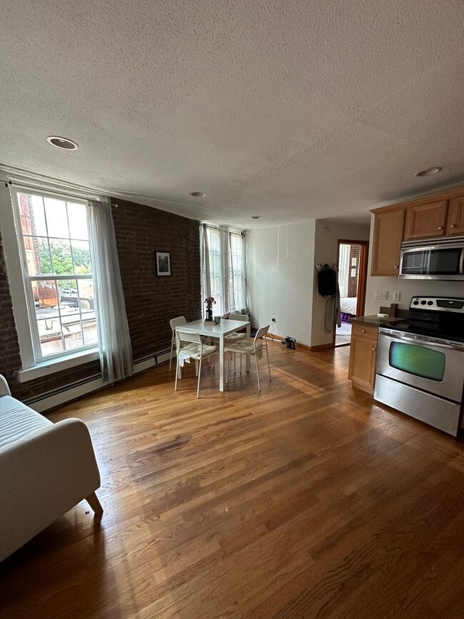 Building Photo - No Brokers fee! Stunning 2-bedroom, 1-bath...