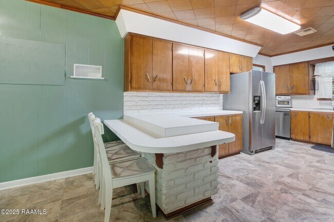 Building Photo - 681 Emar Dr