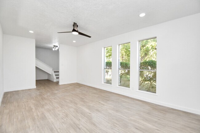 Building Photo - 9912 Cardinal St